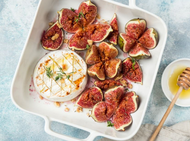 Baked_camembert_with_figs_LR