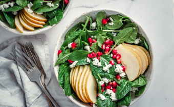 Fresh,Salad,With,Baby,Spinach,,Pear,,Pomegranate,And,Cottage,Cheese.