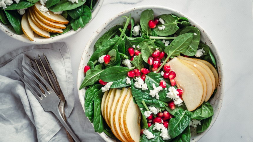 Fresh,Salad,With,Baby,Spinach,,Pear,,Pomegranate,And,Cottage,Cheese.