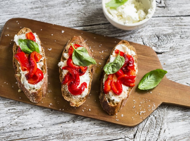 Roasted red capsicum & goat’s cheese bruschetta