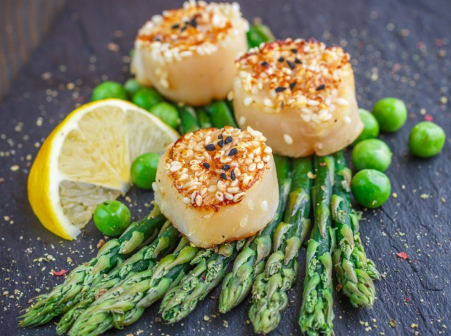 Seared sesame scallops on asparagus