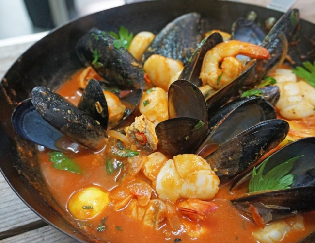 Sizzling seafood hot pot Recipe | Buy West Eat Best