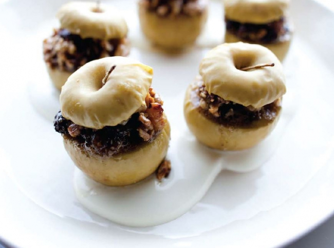 Stuffed_apples_with_walnuts_and_raisins